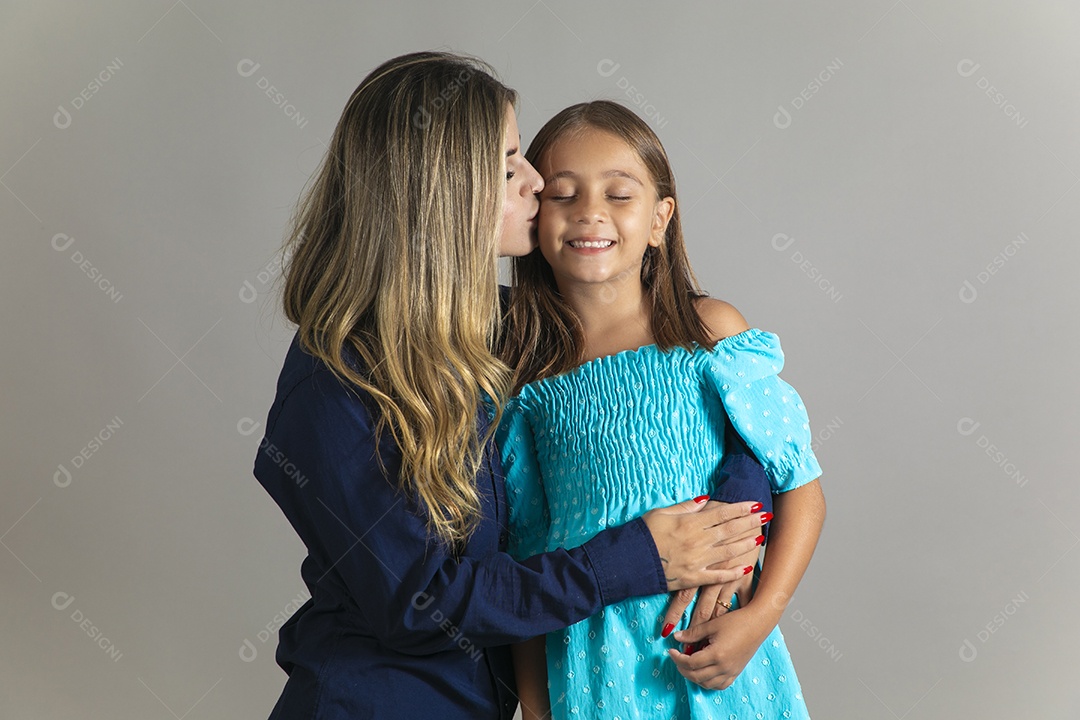 Belo retrato de mãe e filha sorridente fazendo pose sobre fundo isolado