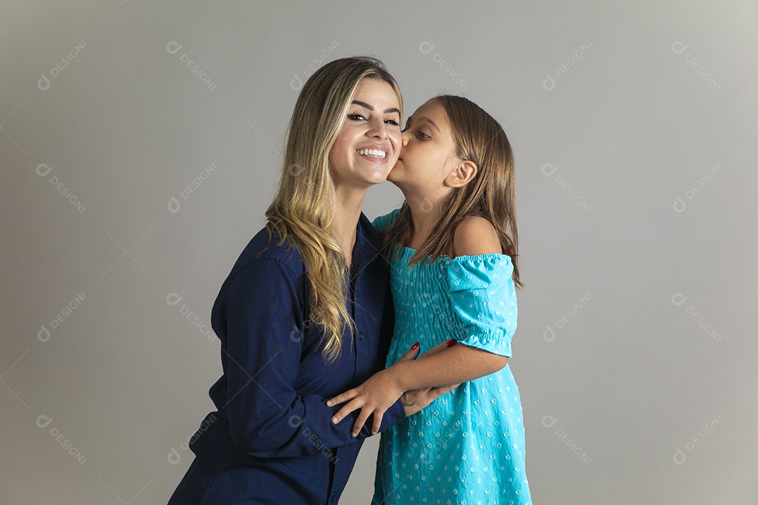 Belo retrato de mãe e filha sorridente fazendo carinho sobre fundo isolado