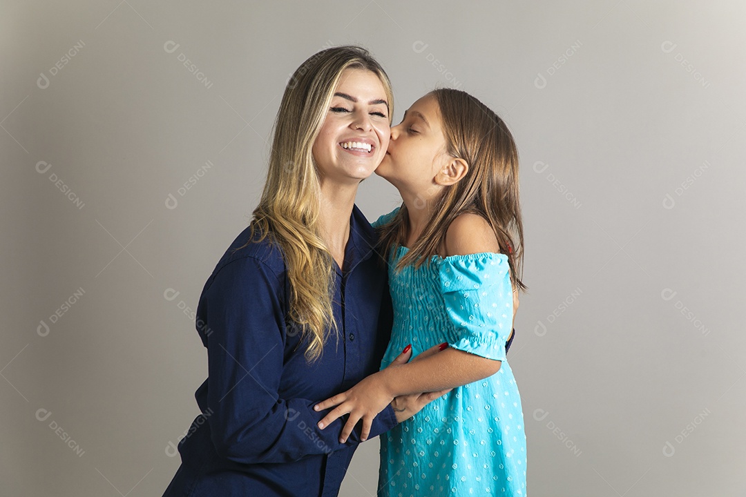 Belo retrato de mãe e filha sorridente fazendo carinho sobre fundo isolado