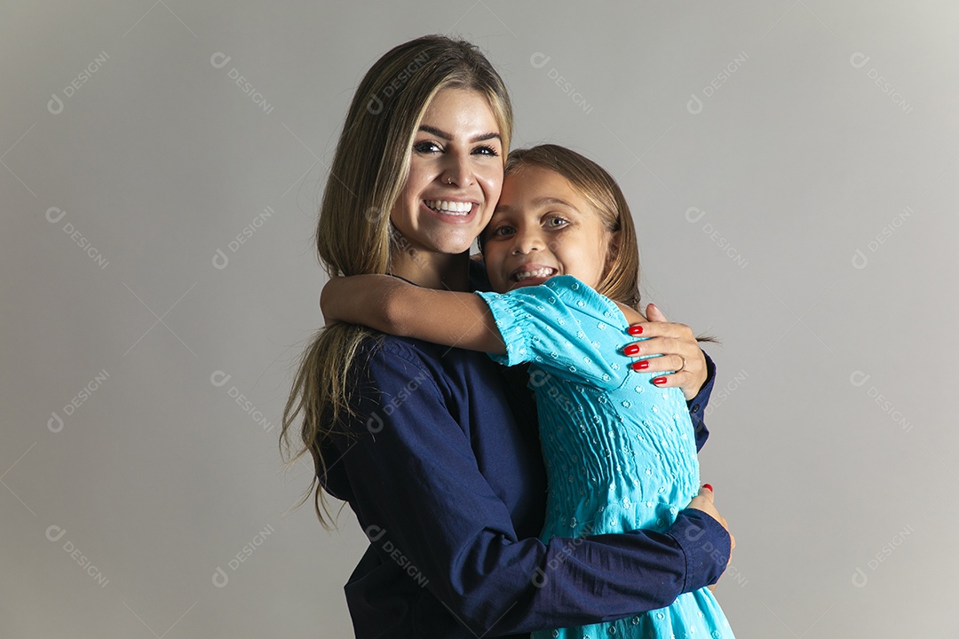 Belo retrato de mãe e filha sorridente se abraçando sobre fundo isolado