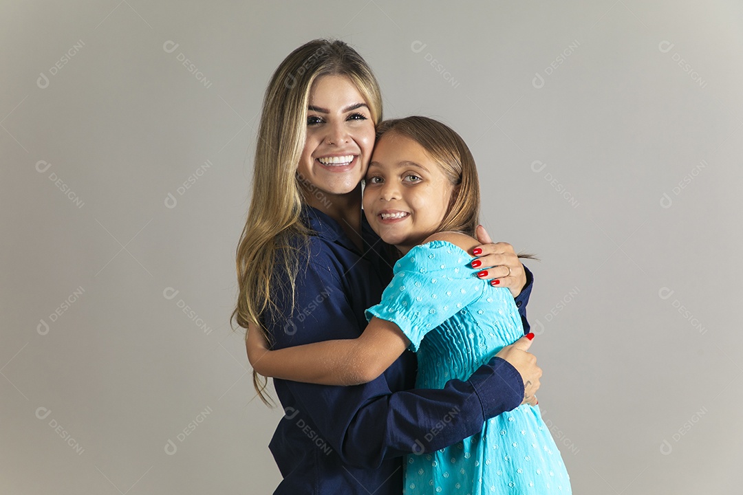 Belo retrato de mãe e filha sorridente se abraçando sobre fundo isolado