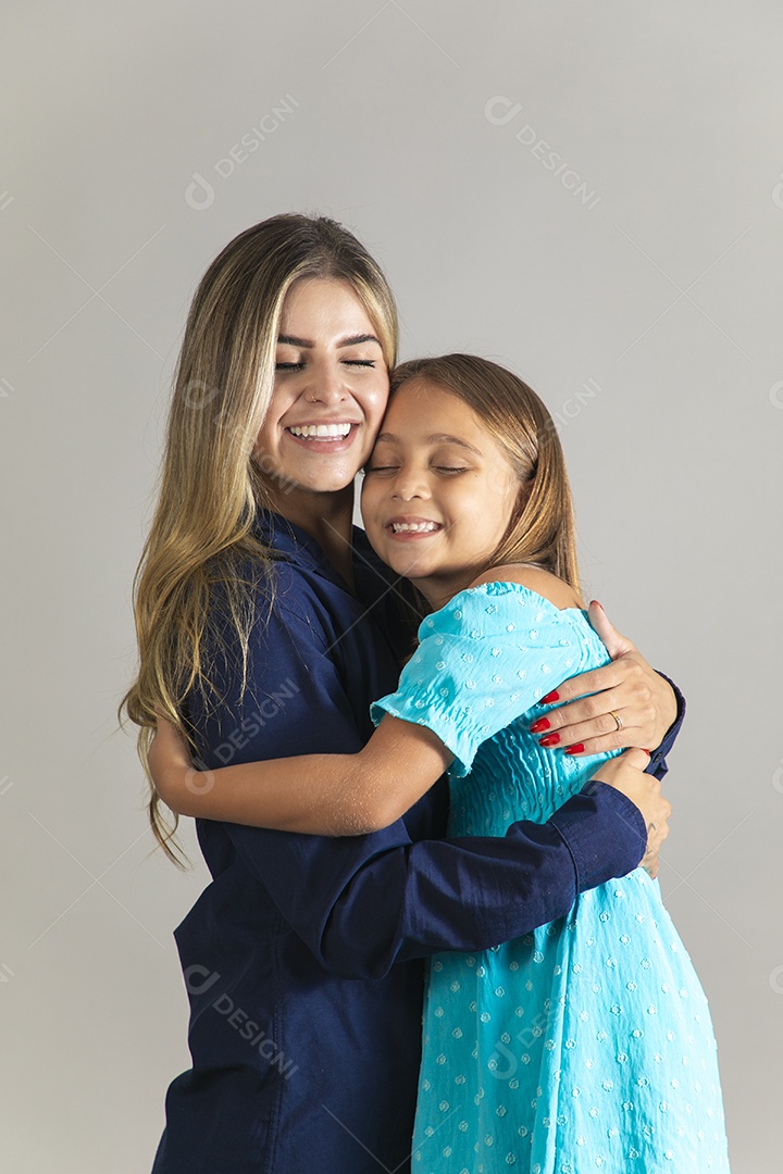 Belo retrato de mãe e filha sorridente se abraçando sobre fundo isolado
