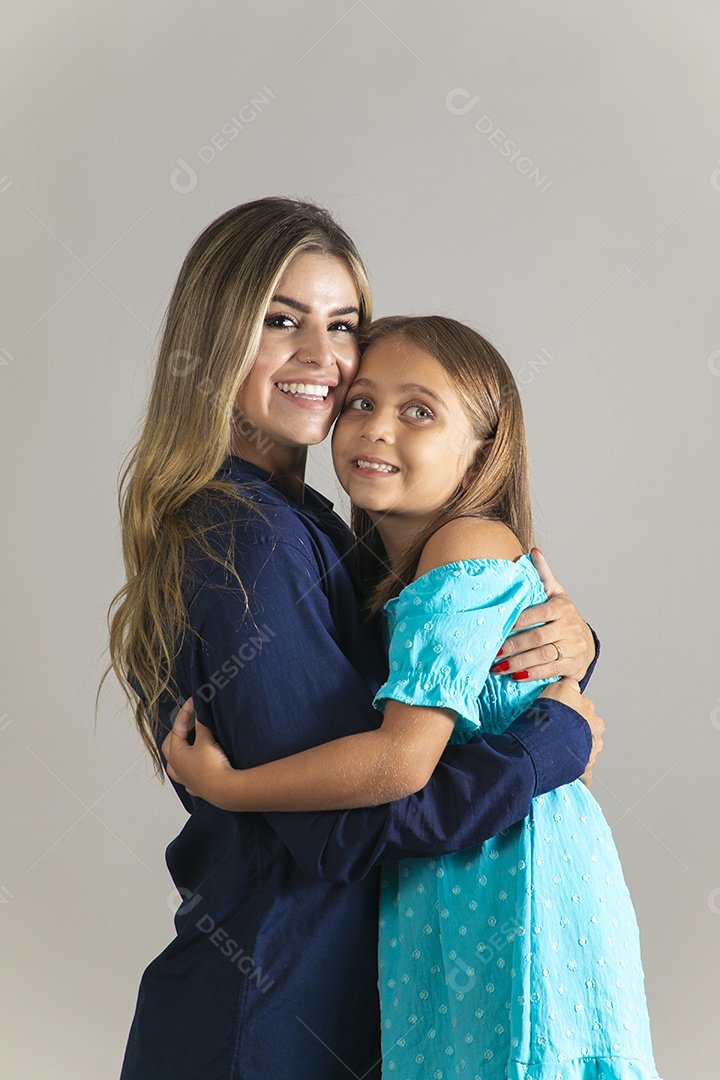 Belo retrato de mãe e filha sorridente se abraçando sobre fundo isolado