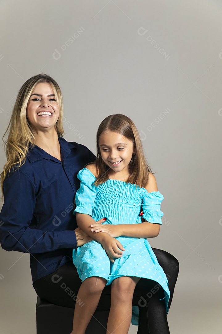 Belo retrato de mãe e filha sorridente sentada ao colo sobre fundo isolado
