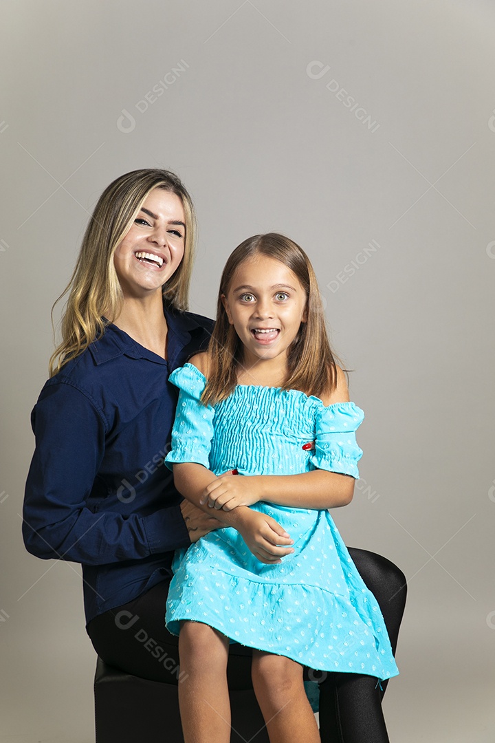 Belo retrato de mãe e filha sorridente sentada ao colo sobre fundo isolado