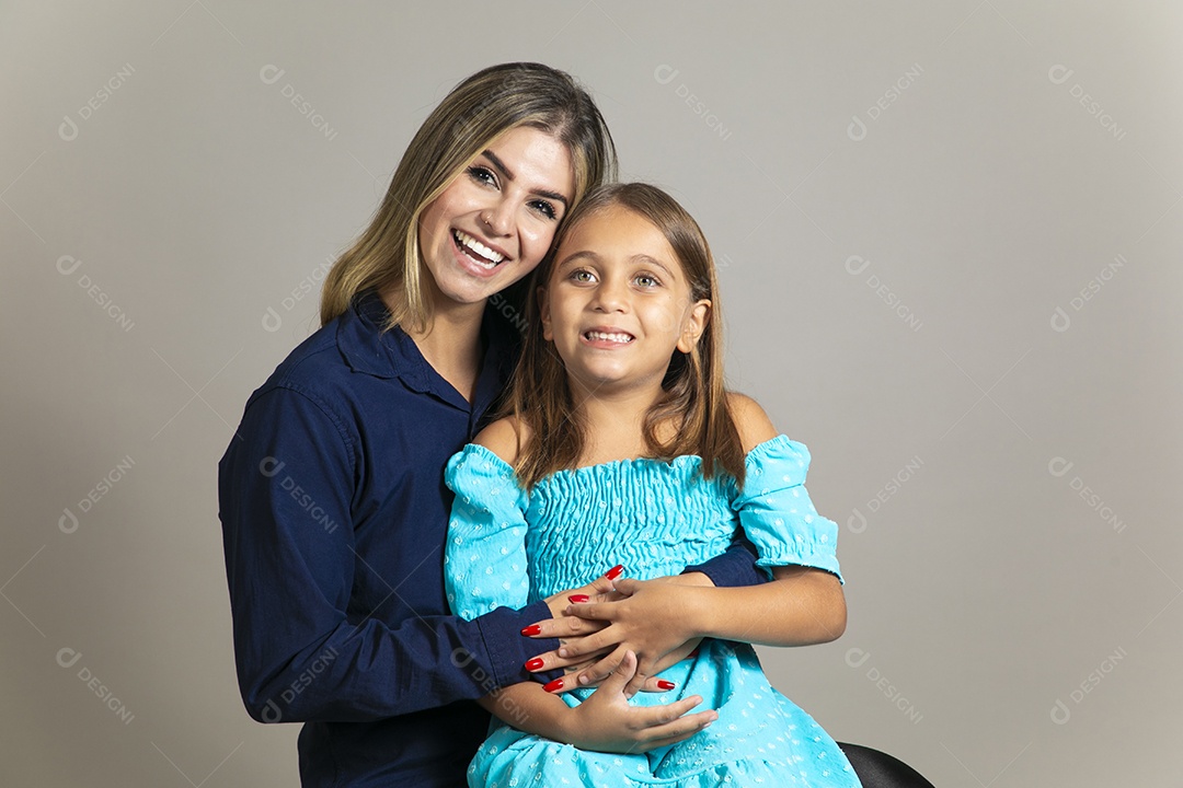 Belo retrato de mãe e filha sorridente sentada ao colo sobre fundo isolado