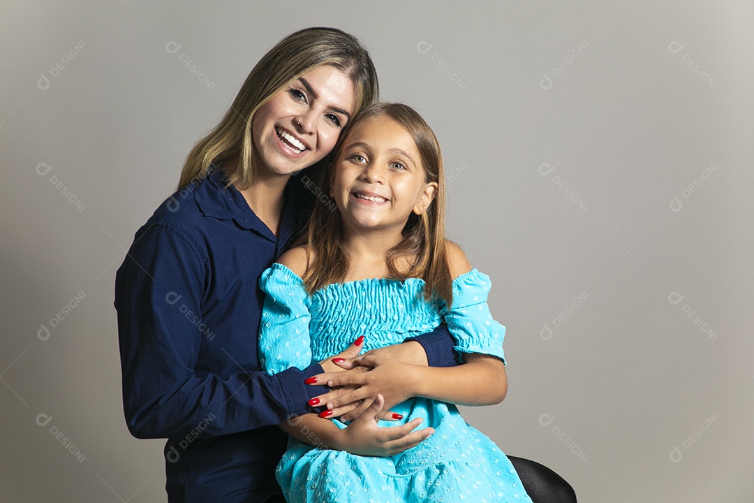 Belo retrato de mãe e filha sorridente sentada ao colo sobre fundo isolado