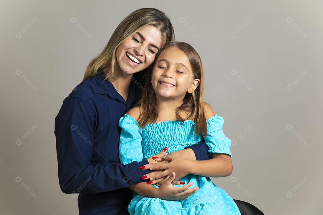 Belo retrato de mãe e filha sorridente sentada ao colo sobre fundo isolado