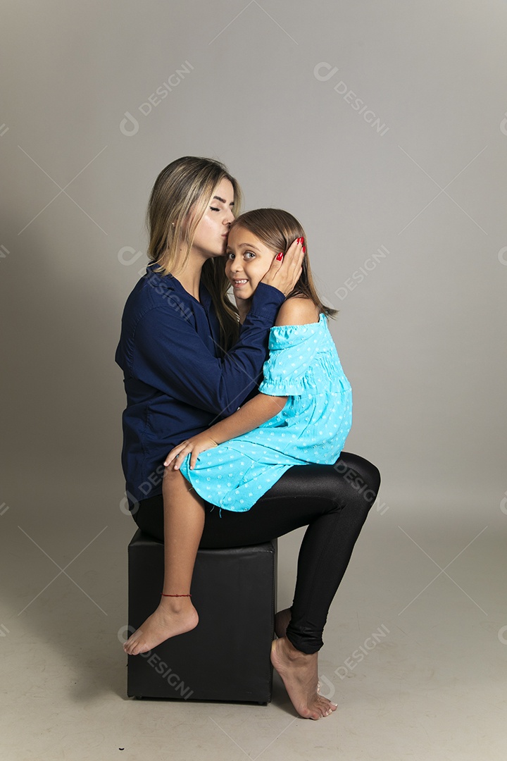 Belo retrato de mãe e filha sorridente sentada ao colo sobre fundo isolado