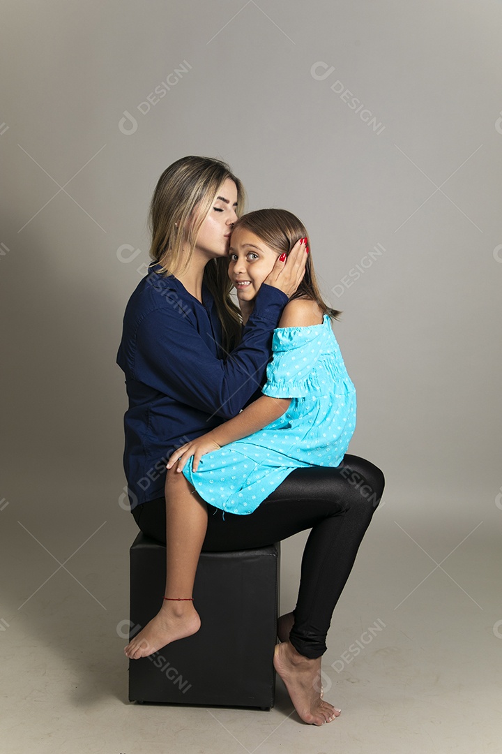 Belo retrato de mãe e filha sorridente sentada ao colo sobre fundo isolado