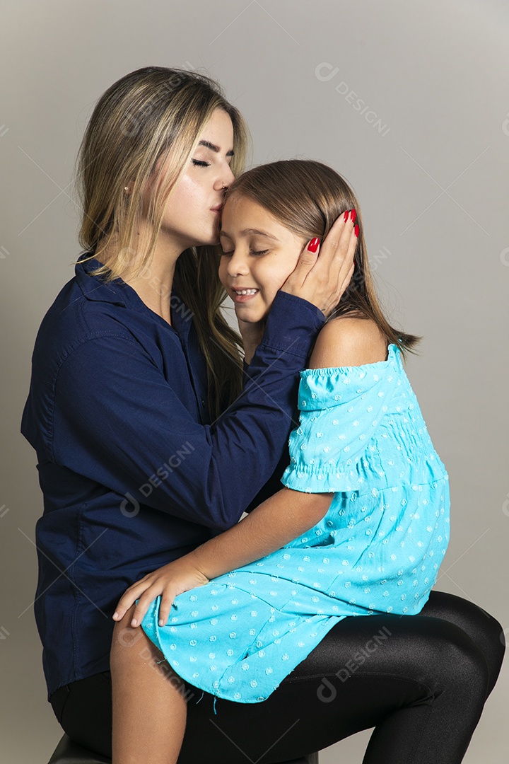 Belo retrato de mãe e filha sorridente sentada ao colo sobre fundo isolado