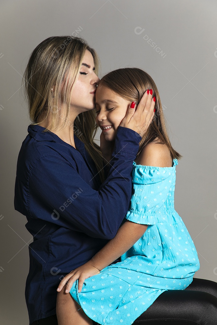 Belo retrato de mãe e filha sorridente sentada ao colo sobre fundo isolado