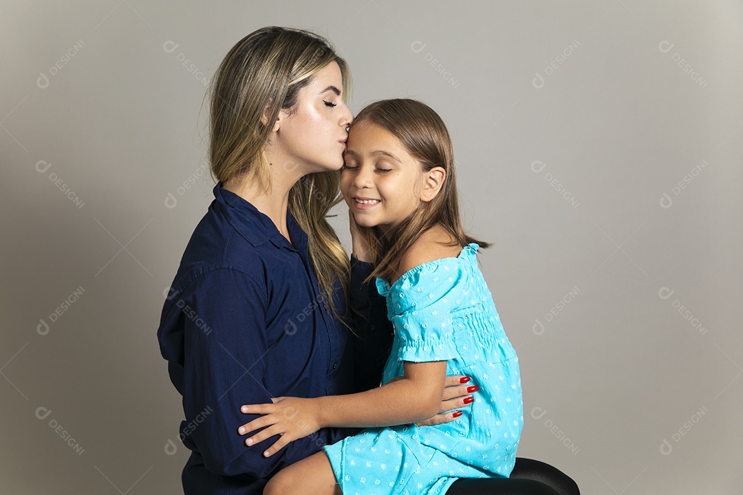 Belo retrato de mãe e filha sorridente sentada ao colo sobre fundo isolado