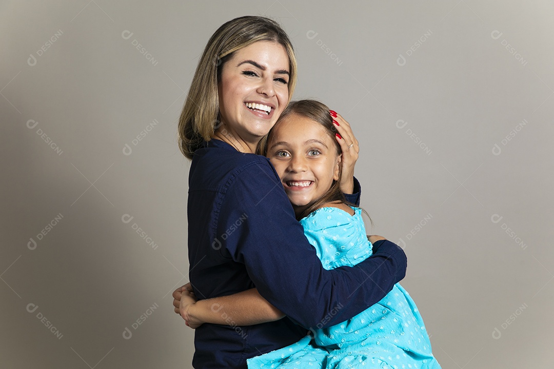 Belo retrato de mãe e filha sorridente sentada ao colo sobre fundo isolado