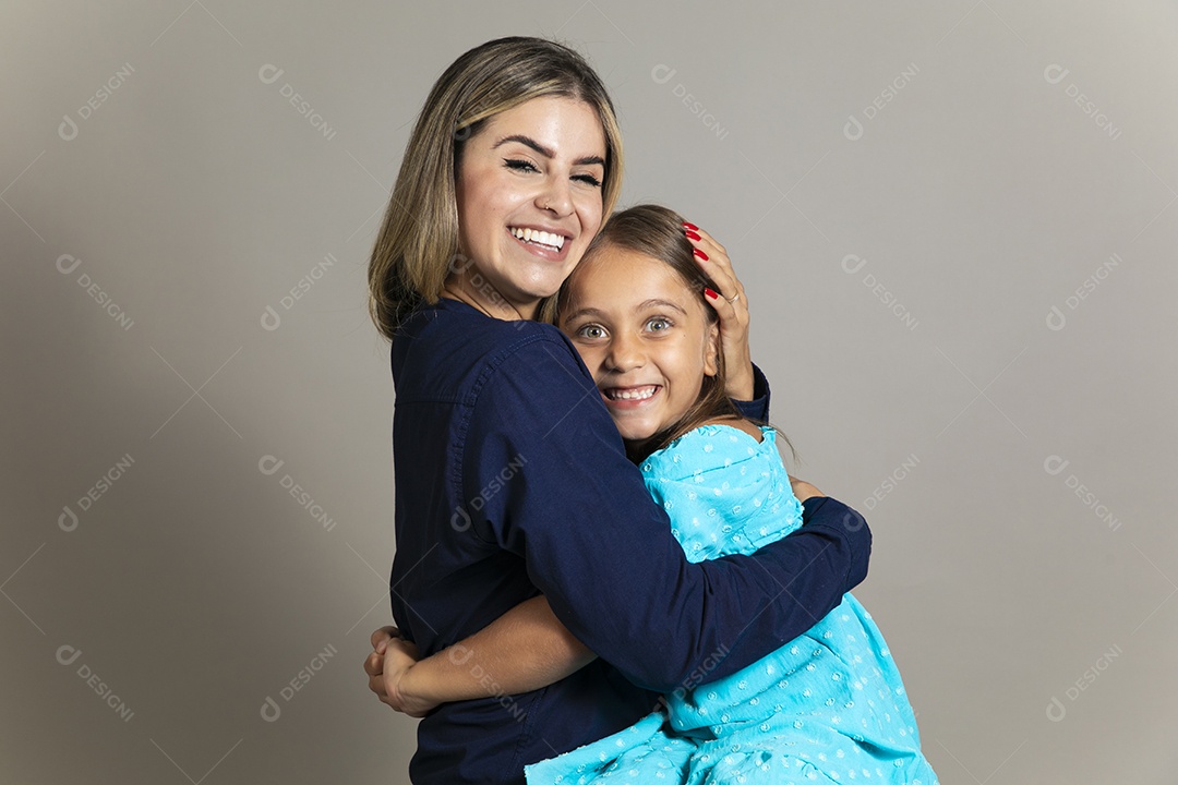 Belo retrato de mãe e filha sorridente sentada ao colo sobre fundo isolado
