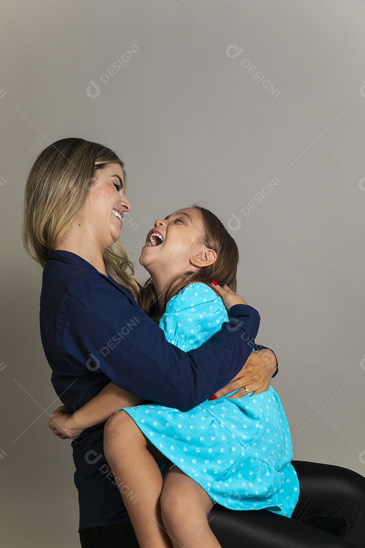 Belo retrato de mãe e filha sorridente sentada ao colo sobre fundo isolado