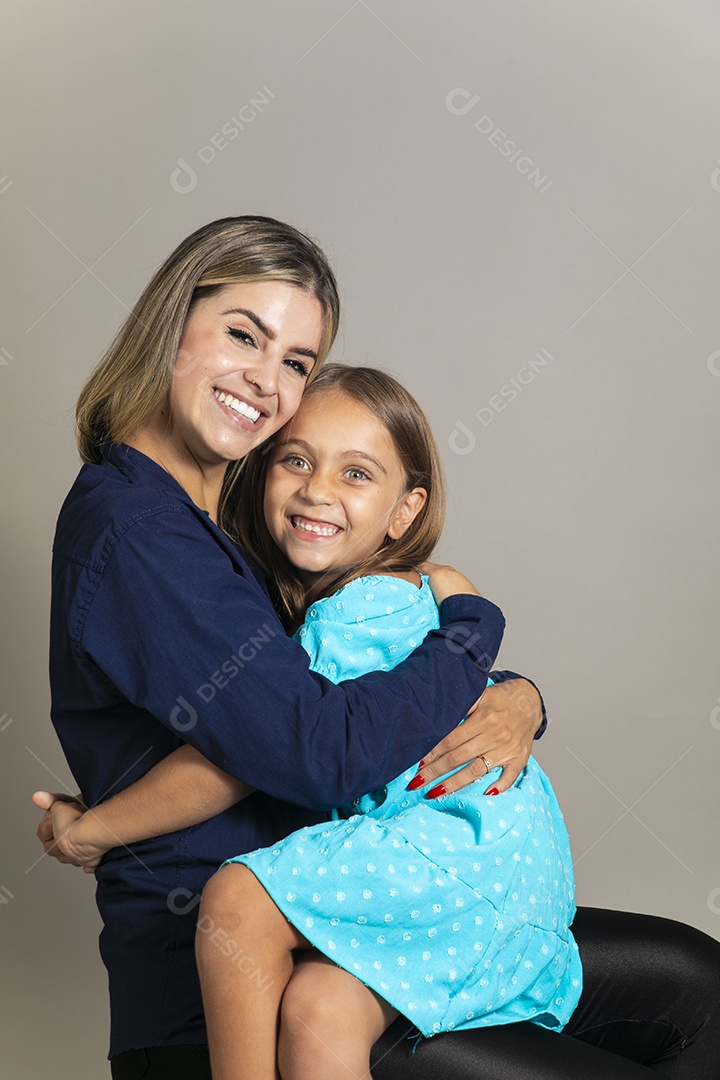 Belo retrato de mãe e filha sorridente sentada ao colo sobre fundo isolado
