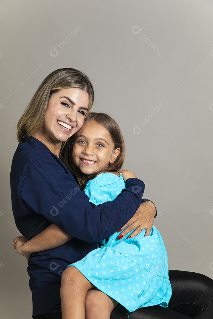 Belo retrato de mãe e filha sorridente sentada ao colo sobre fundo isolado