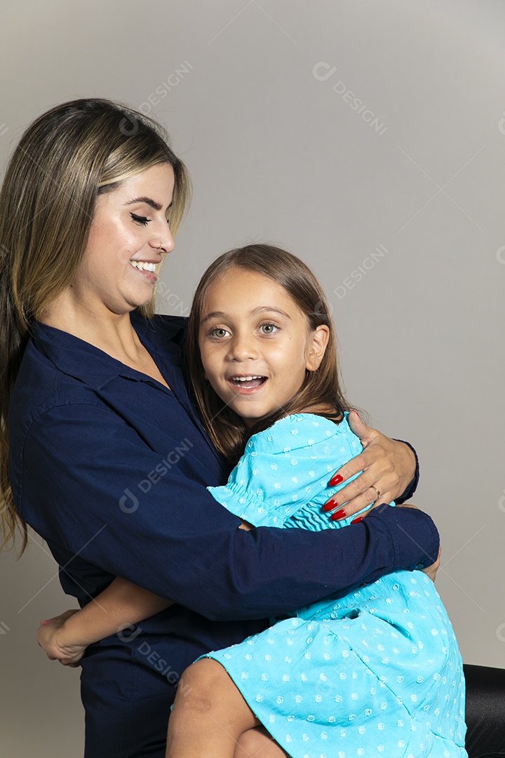 Belo retrato de mãe e filha sorridente sentada ao colo sobre fundo isolado