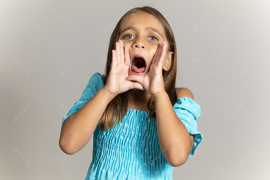 Linda garotinha usando vestido longo azul fazendo gesto de grito sobre fundo isolado