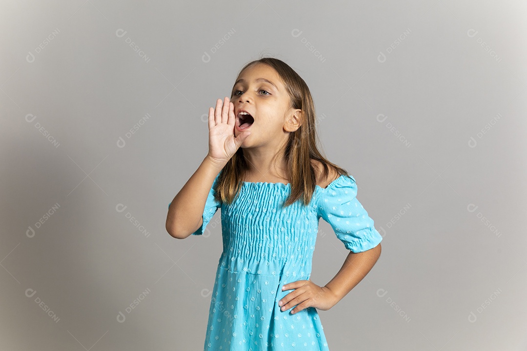 Linda garotinha usando vestido longo azul fazendo gesto de grito sobre fundo isolado