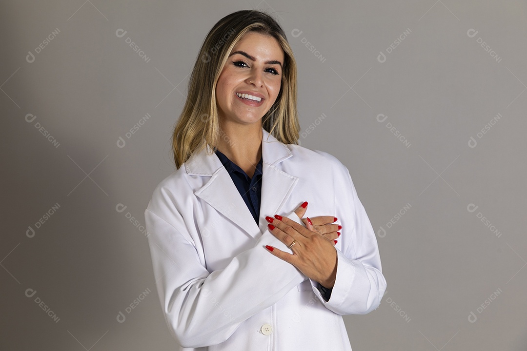 Bela enfermeira sorridente usando jaleco branco sobre fundo isolado