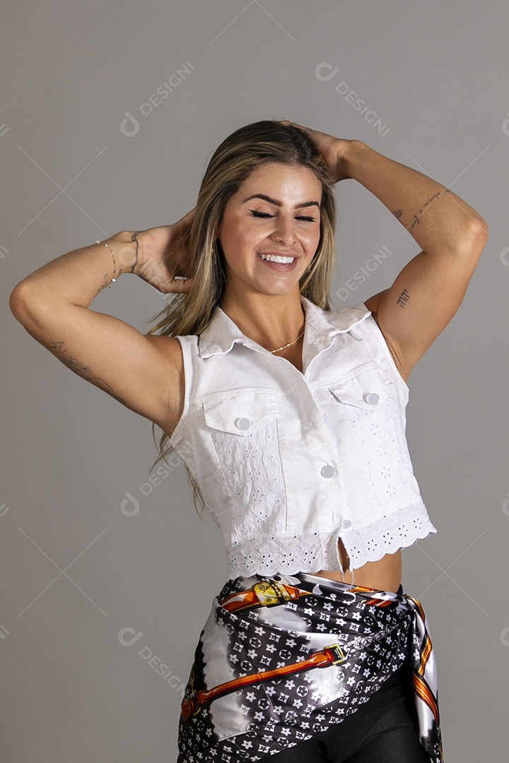 Linda mulher sorridente com look de roupa elegante sobre fundo isolado