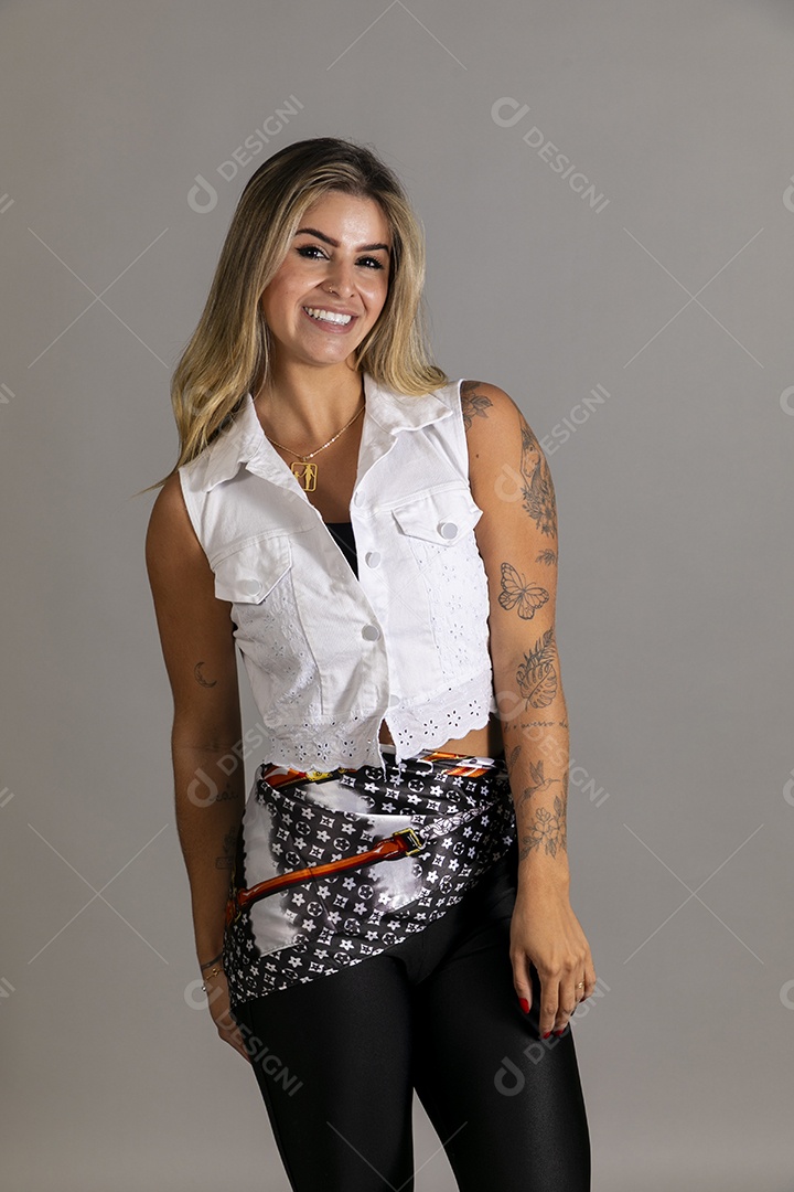 Linda mulher sorridente com look de roupa elegante sobre fundo isolado