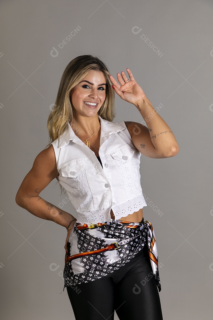 Linda mulher sorridente com look de roupa elegante sobre fundo isolado
