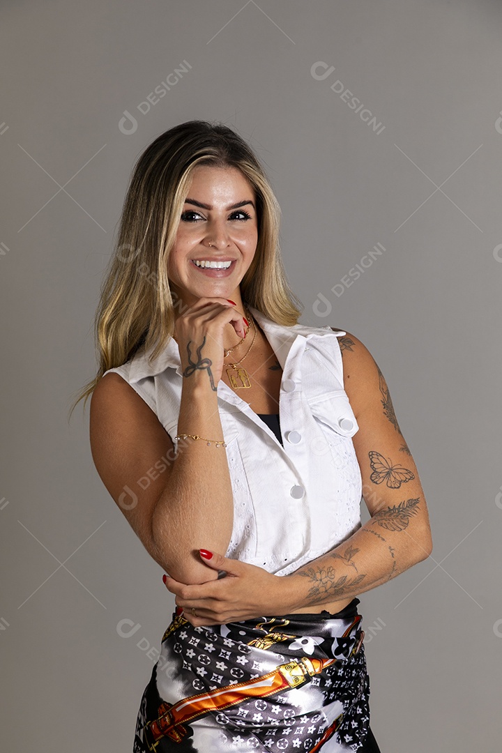 Linda mulher sorridente com look de roupa elegante sobre fundo isolado