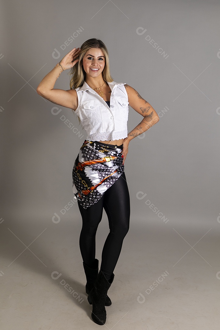 Linda mulher sorridente com look de roupa elegante sobre fundo isolado