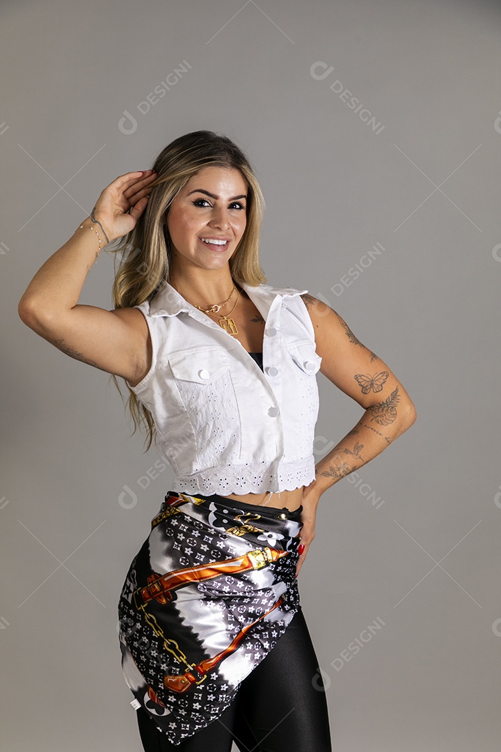 Linda mulher sorridente com look de roupa elegante sobre fundo isolado