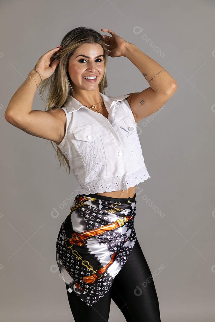 Linda mulher sorridente com look de roupa elegante sobre fundo isolado