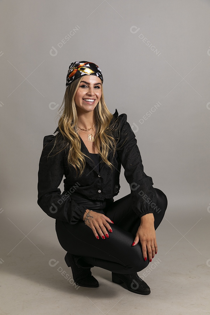 Linda mulher sorridente com look de roupa elegante sobre fundo isolado