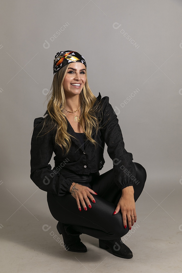 Linda mulher sorridente com look de roupa elegante sobre fundo isolado