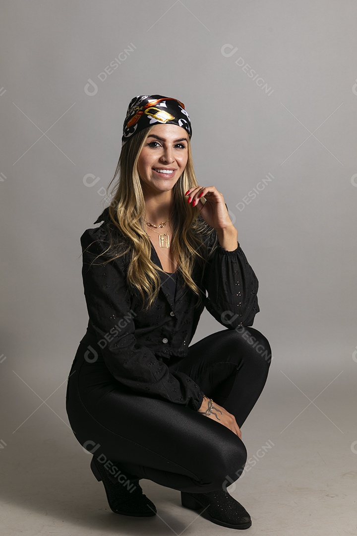 Linda mulher sorridente com look de roupa elegante sobre fundo isolado