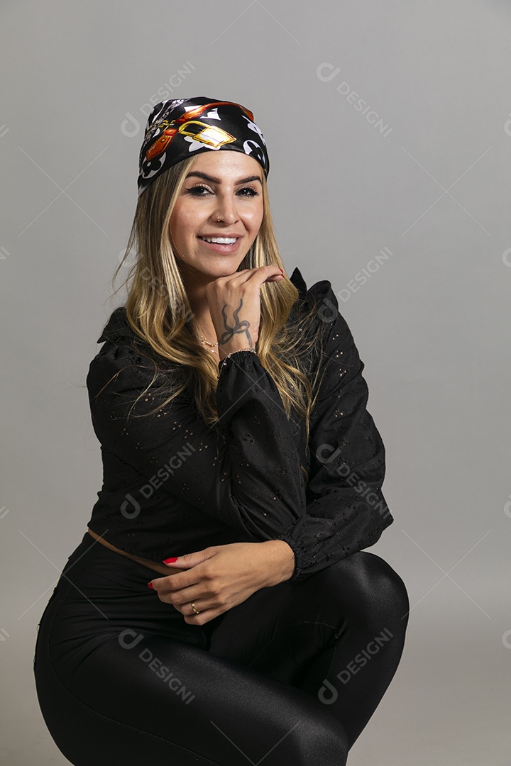 Linda mulher sorridente com look de roupa elegante sobre fundo isolado