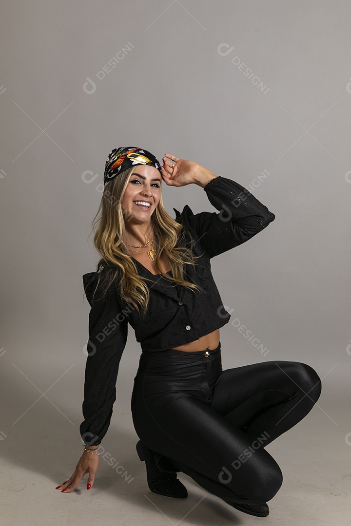 Linda mulher sorridente com look de roupa elegante sobre fundo isolado