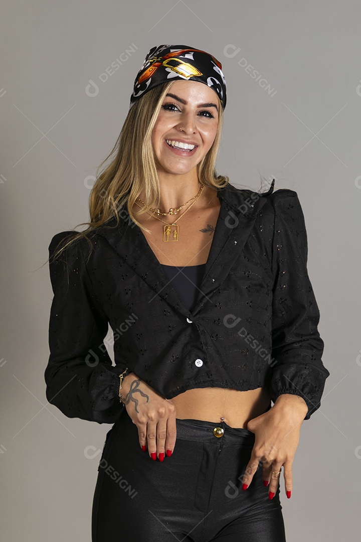 Linda mulher sorridente com look de roupa elegante sobre fundo isolado