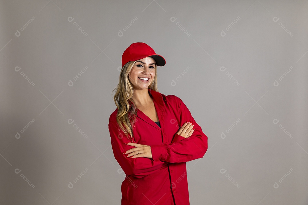 Linda mulher sorridente usando uniforme vermelho sobre fundo isolado
