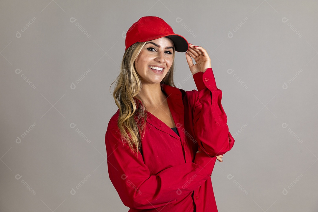 Linda mulher sorridente usando uniforme vermelho sobre fundo isolado