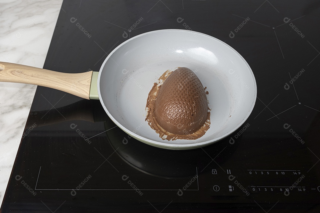 Ovo de Páscoa com creme de avelã