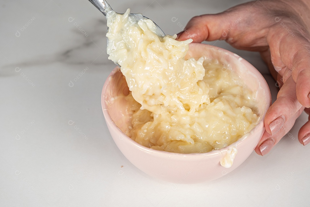 Recheio de doce de coco para ovo de páscoa de chocolate