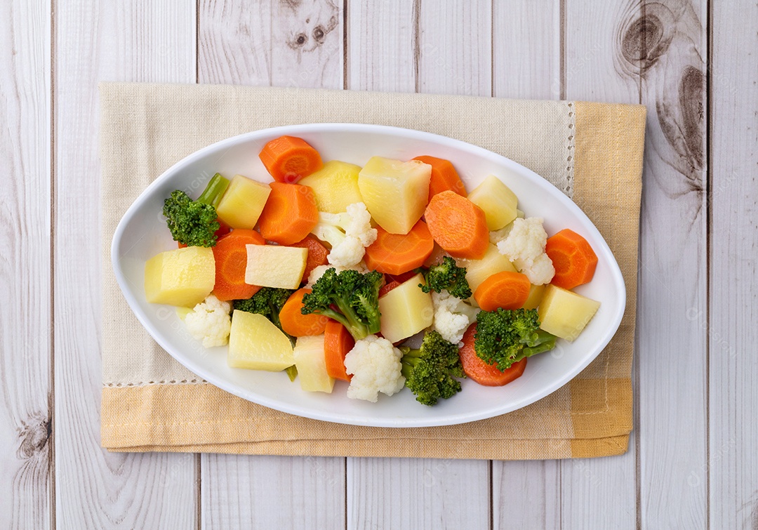 A imagem mostra um prato de vegetais mistos cozidos no vapor ou salteados