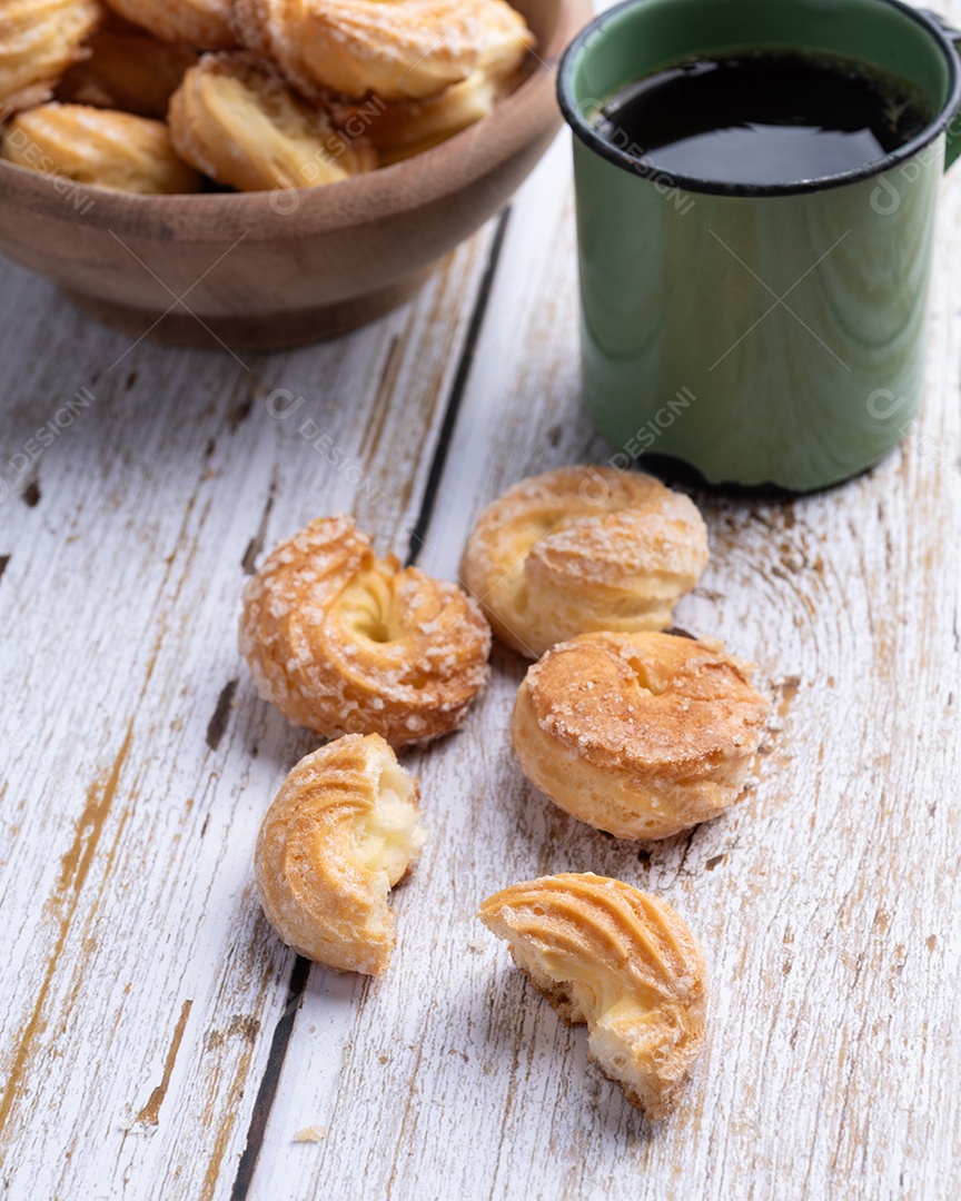 A imagem mostra broinhas de fubá, um tipo de bolinho tradicional da culinária brasileira