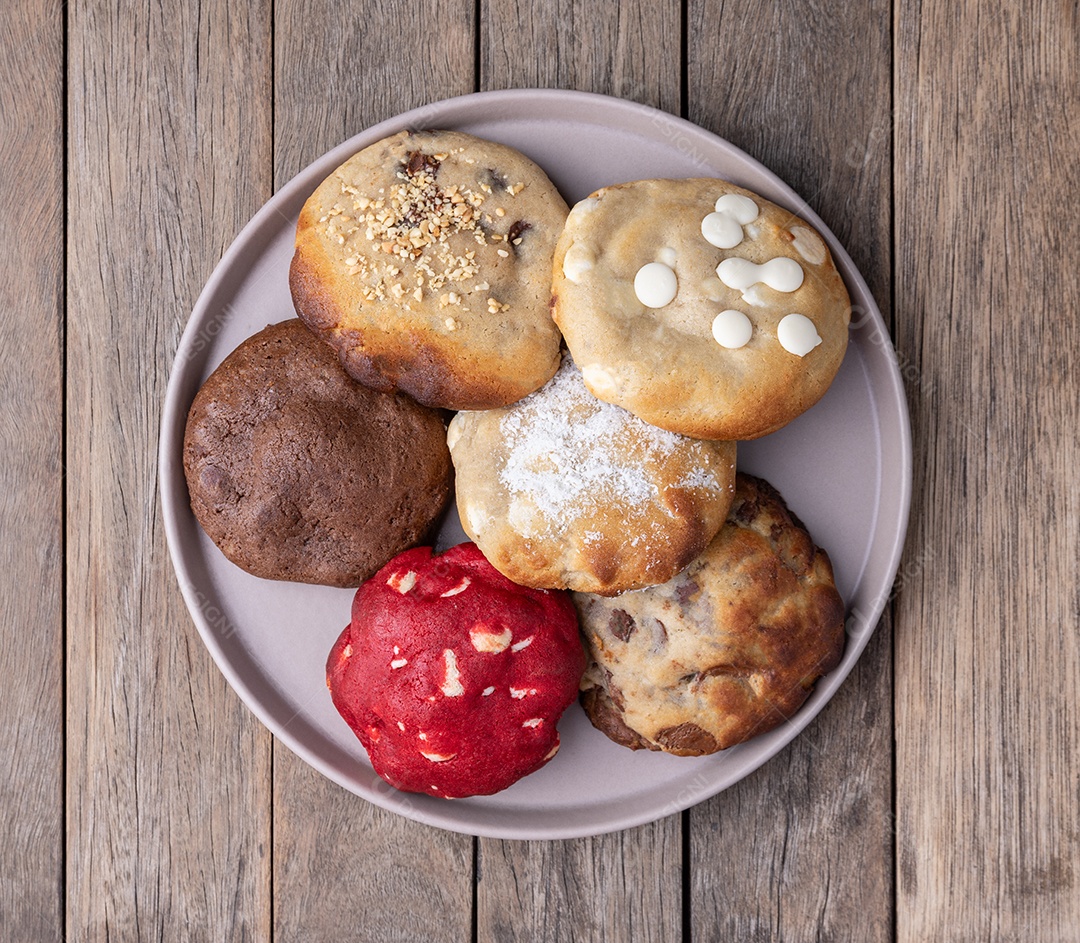 A imagem exibe um prato com uma variedade de cookies ou biscoitos sortidos.