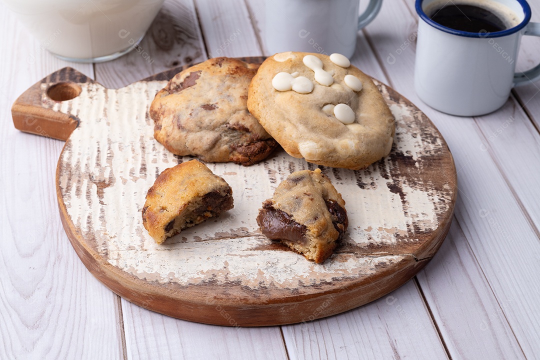 A imagem mostra biscoitos com gotas de chocolate