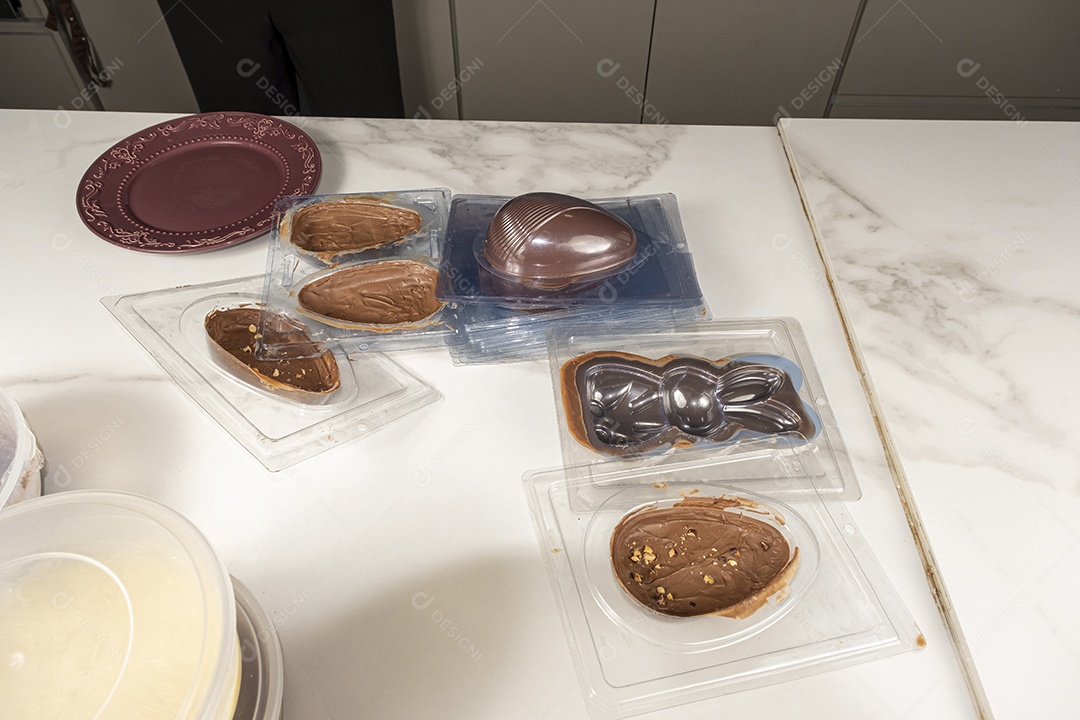 Confeiteiro pronto para retirar o ovo de Páscoa de chocolate do molde