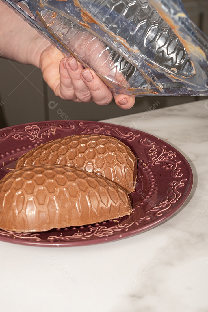 Ovo de Páscoa de chocolate com textura de favo de mel