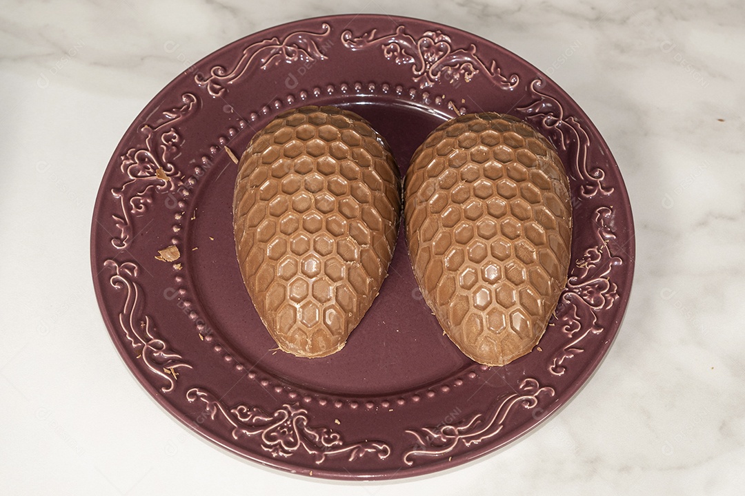 Ovo de Páscoa de chocolate com textura de favo de mel